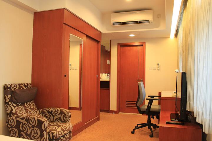 Room 25 of 40