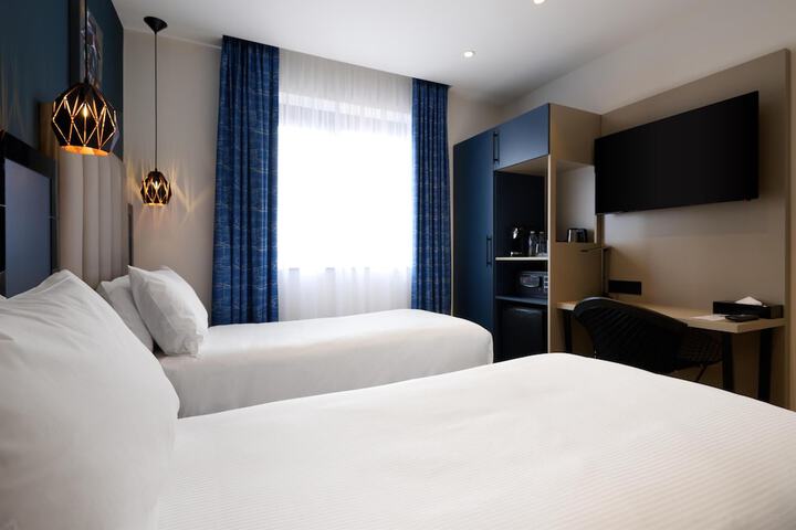 Room 9 of 42