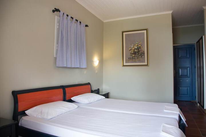 Room 4 of 76