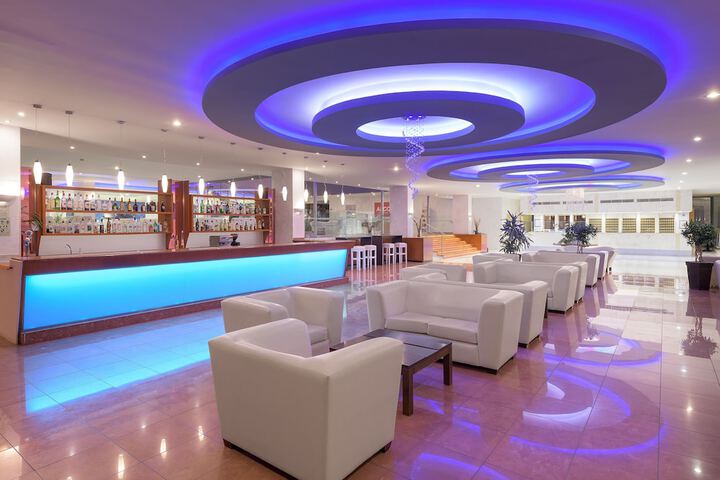 Lounge 42 of 58