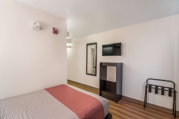 Standard Double Bed Accessible (4 of 5)