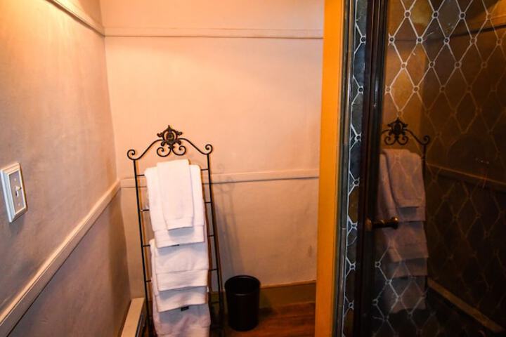 Room 21 of 33