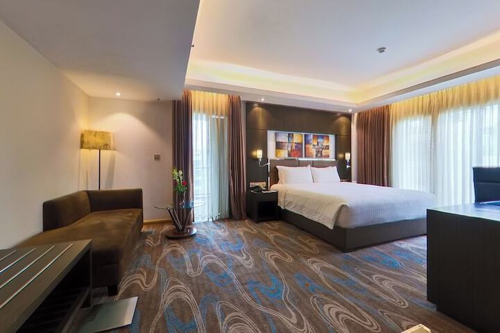 Room 17 of 102