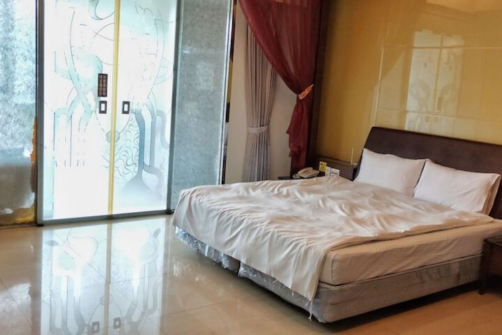 Room 12 of 30