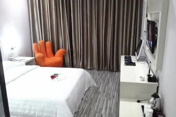 Room 6 of 8