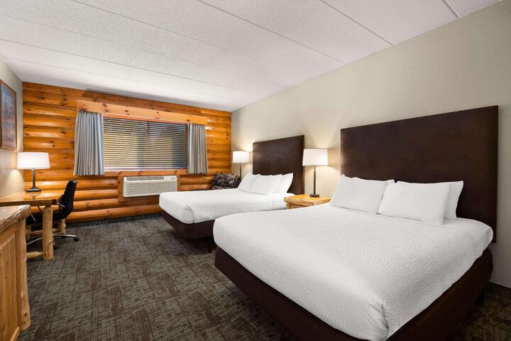 2 Queen Beds Chair Work Desk WiFi, Microwave and Refrigerator Full Breakfast (6 of 10)