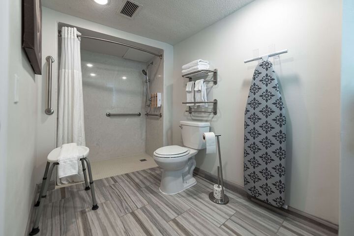 1 King Bed Exercise Bike Microwave, Refrigerator Walk in Shower Full Breakfast (17 of 30)