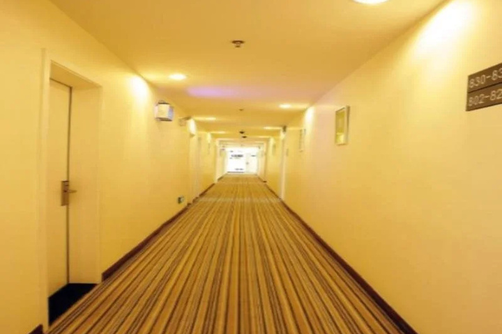 Room 9 of 12