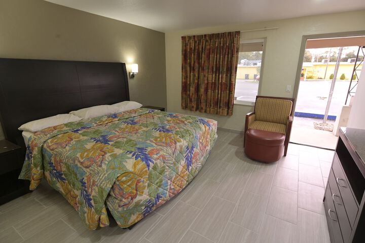 1 King Bed (9 of 9)