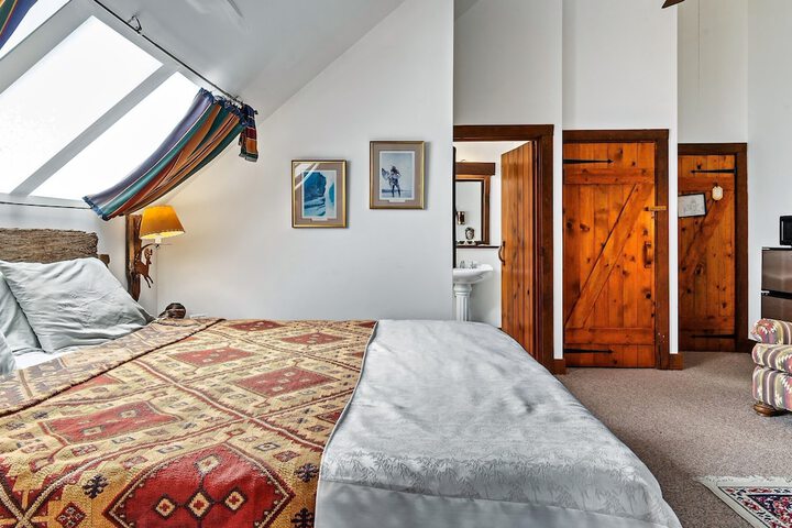 Snug Hug Queen Suite with Fireplace (124 of 131)