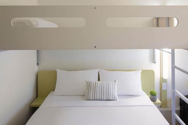 Room 21 of 34
