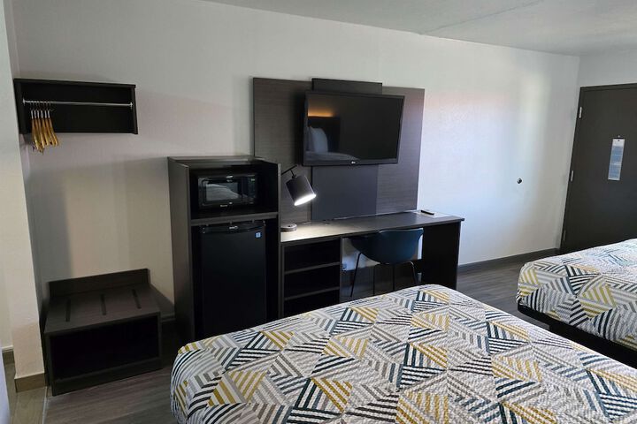 2 Queen Beds Micfridge (2 of 9)
