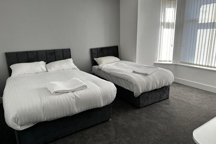 Room 4 of 12