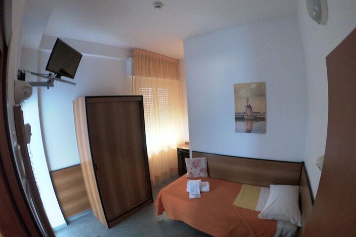 Room 8 of 34