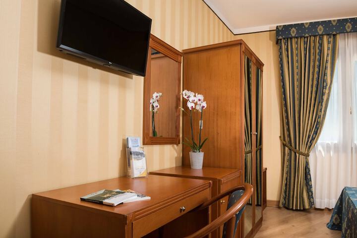 Room 27 of 61