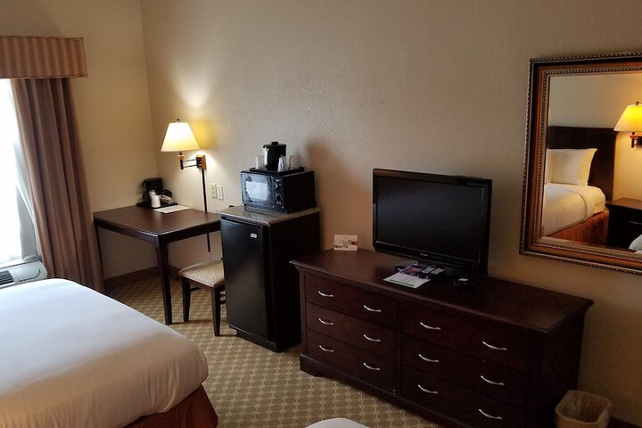 2 Queen Beds (2 of 8)