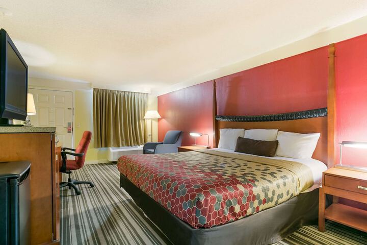 1 King Bed (4 of 8)