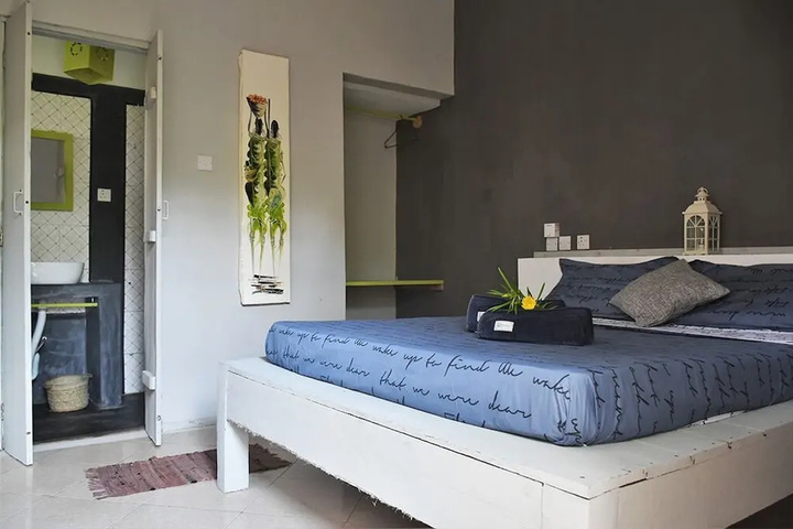 Room 6 of 33