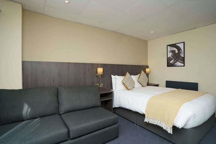 Room 44 of 295