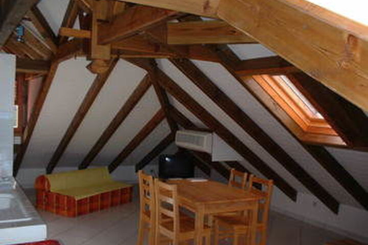 Room 4 of 9