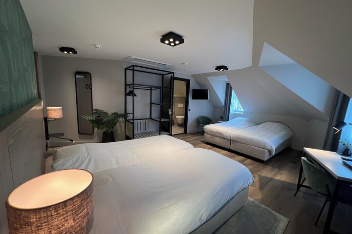 Room 11 of 48