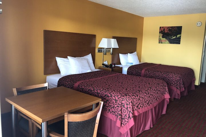 1 Queen Bed (11 of 13)