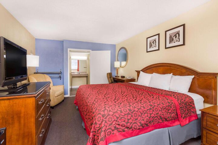 1 King Bed (2 of 14)