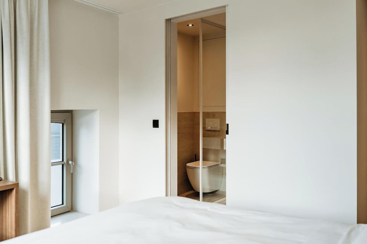 Room 4 of 96