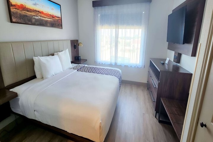 1 King Bed (10 of 10)
