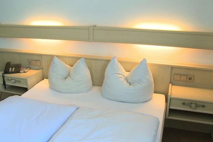 Room 5 of 32