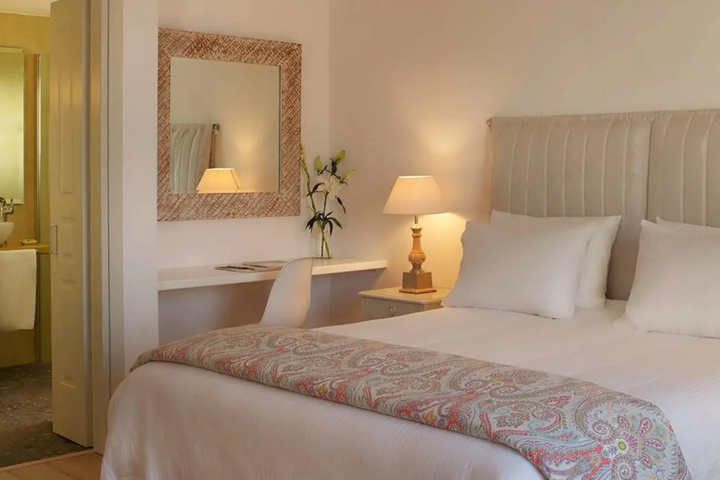 Room 4 of 8