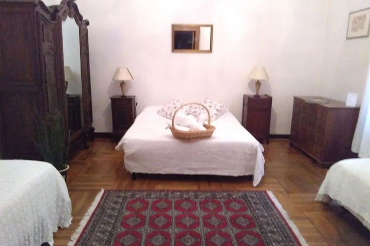 Room 4 of 8