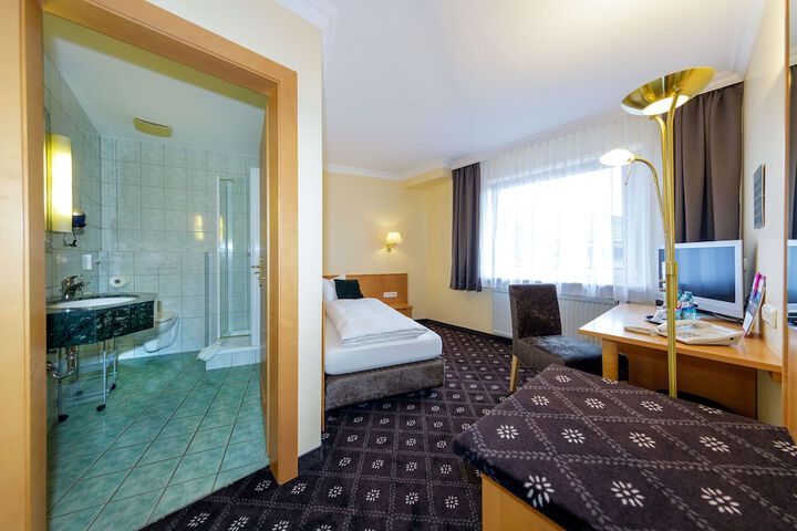 Room 4 of 28