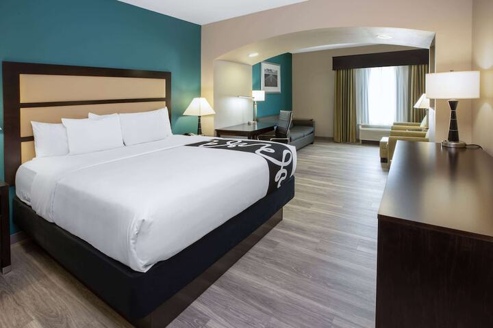 1 King Bed (3 of 23)