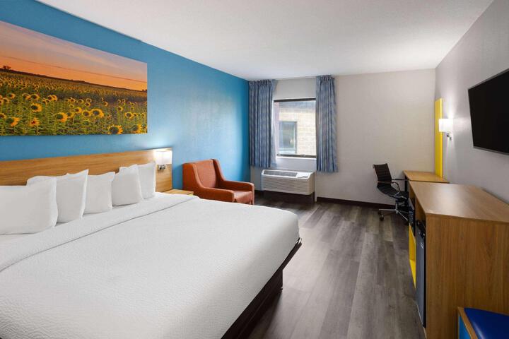Queen Bed Accessible (6 of 6)
