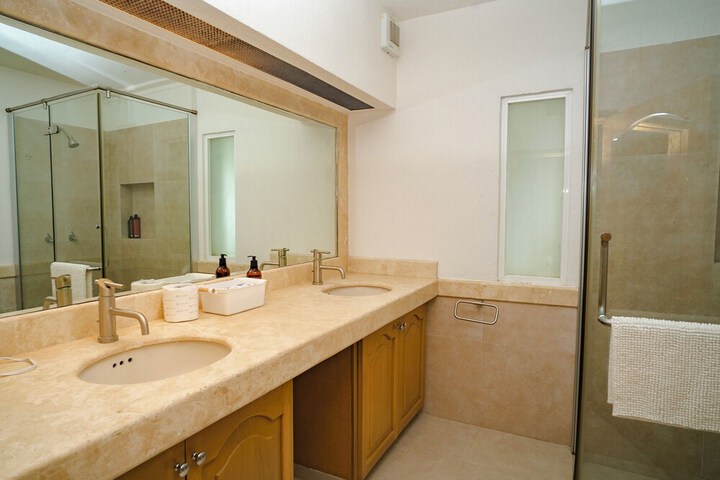 Room 15 of 38