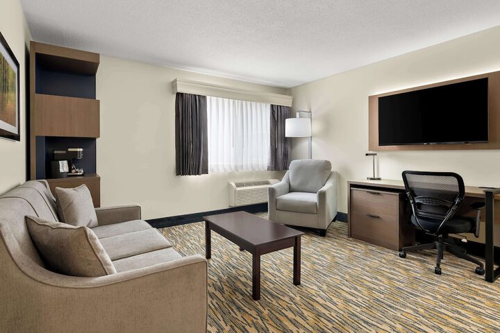 1 King Accessible Bathtub First Floor Microwave, Refrigerator WiFi Continental Breakfast (20 of 23)