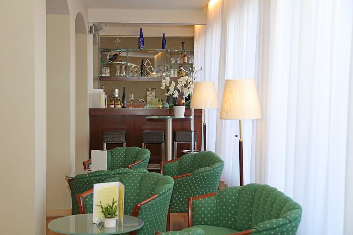 Lounge 56 of 64