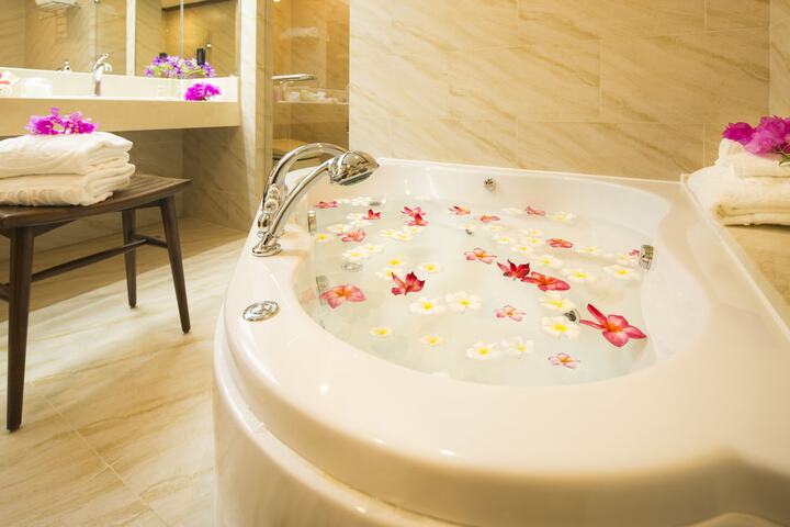Deep soaking bathtub