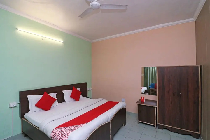 Room 6 of 13