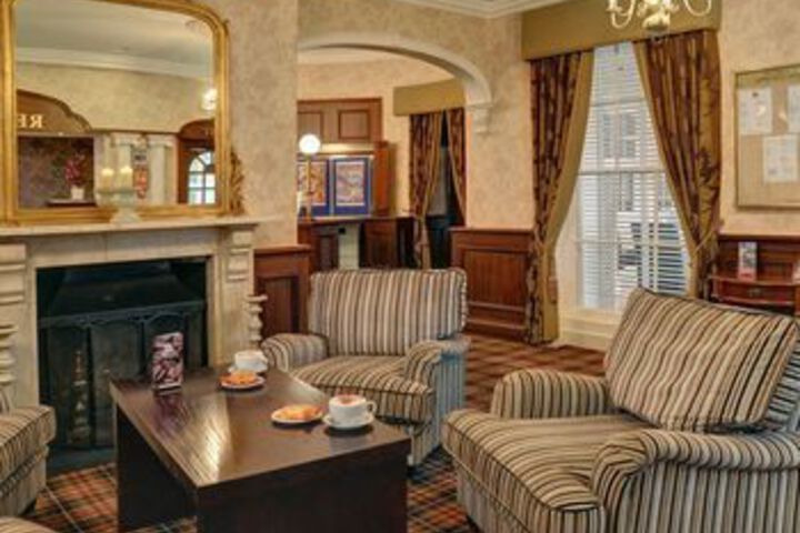 Lounge 8 of 19