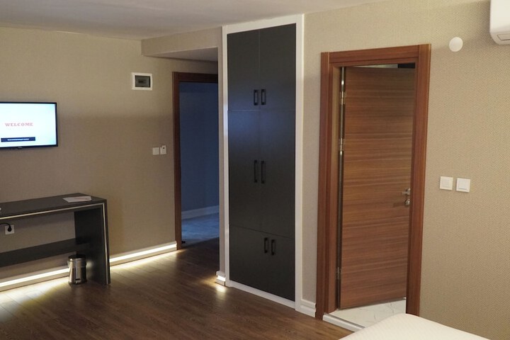 Room 10 of 31
