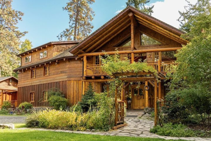 The Lindsay Lodge &  Restaurant in Jacksonville, OR