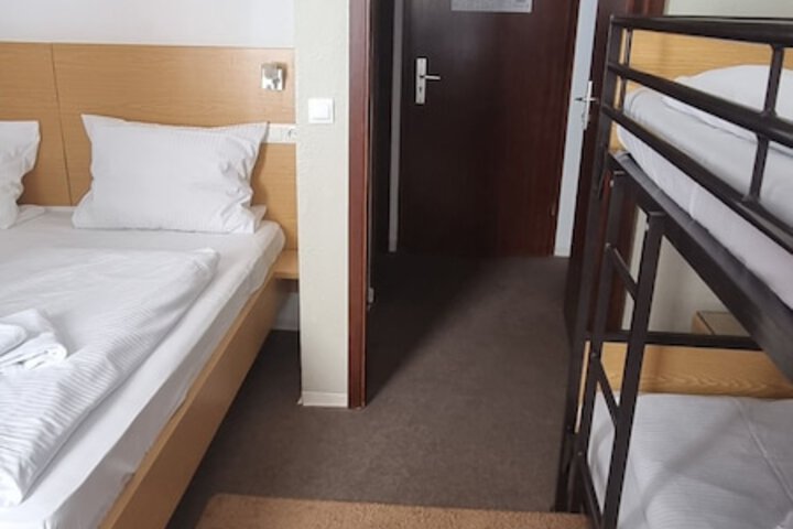 Room 9 of 16