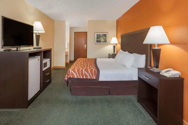 1 King Bed Deluxe Room (1 of 10)