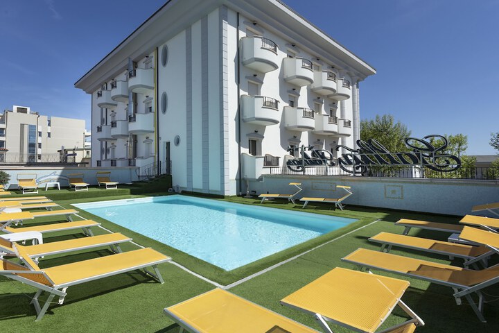 Hotel Pool