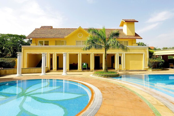 Hotel with Pool