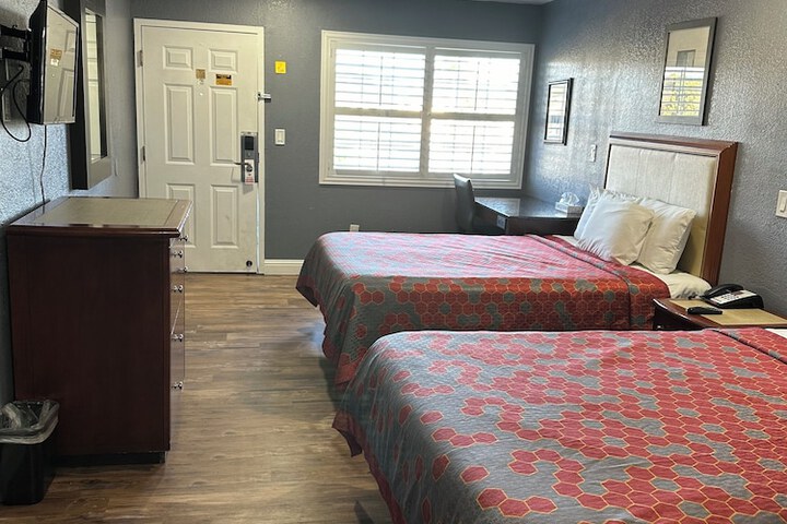 1 Queen Bed (2 of 7)