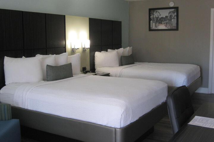 2 Queen Beds (12 of 17)