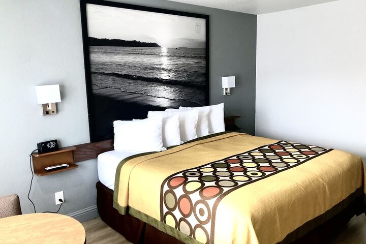 1 Queen Bed (20 of 49)